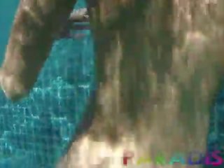 Soro kambal swim hubad at pabayaan steady magkantot sa kanila sa ilalim ng tubig