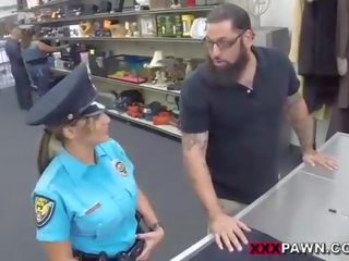 Joven mujer policía oficial hocks su pistola