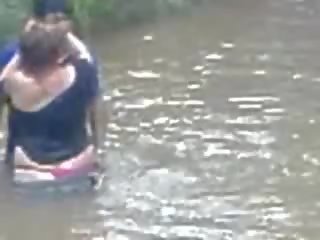 Loca latins teniendo sexo vídeo en la río mientras resto de la pueblo buscando espectáculo