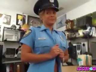Pacar perempuan petugas polisi mencoba untuk menggadaikan dia pistol