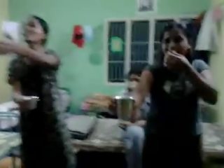 Север индийски момичета опитвам към питие бира в техен домакин