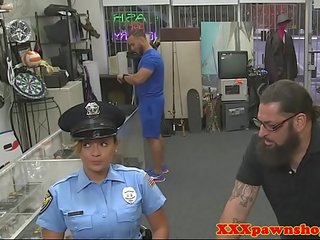 Zierlich polizist gepflügt im pawnshop für bargeld