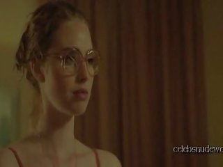 Freya mavor the ที่รัก ใน the รถยนตร์ ด้วย ใส่แว่น และ a ปืน 2015