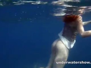 Nastya berenang bogel dalam yang laut