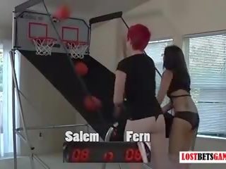 두 귀여운 소녀 salem 과 fern 놀이 조각 농구 shootout